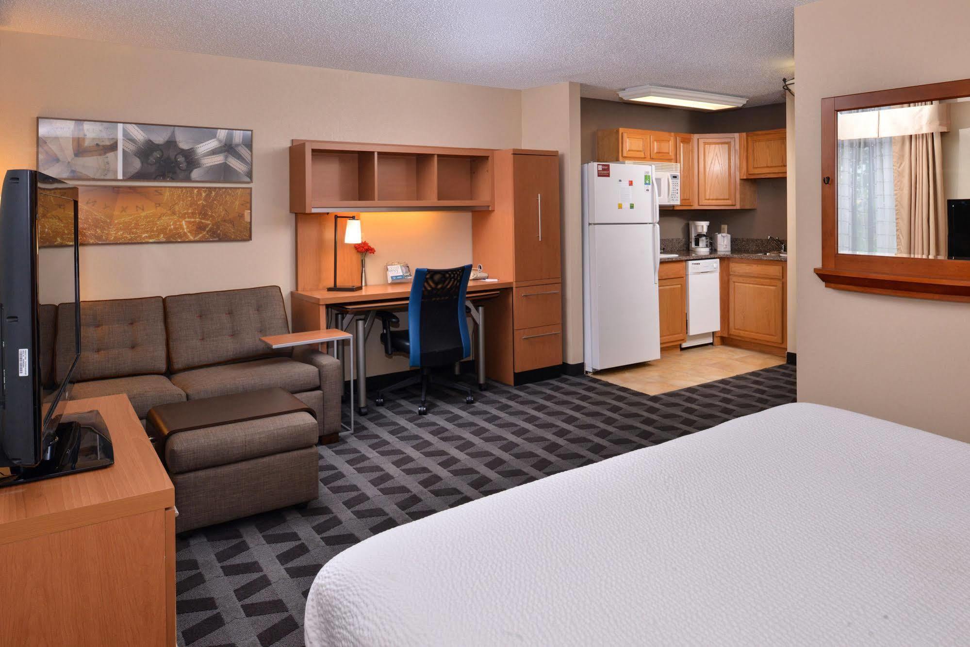 Towneplace Suites Detroit Уоррен Экстерьер фото